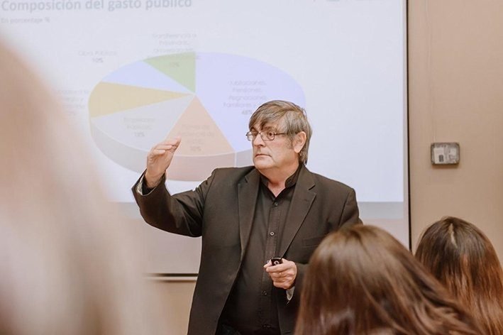 El economista Carlos Seggiaro brindará una charla en la Sociedad Rural María Grande